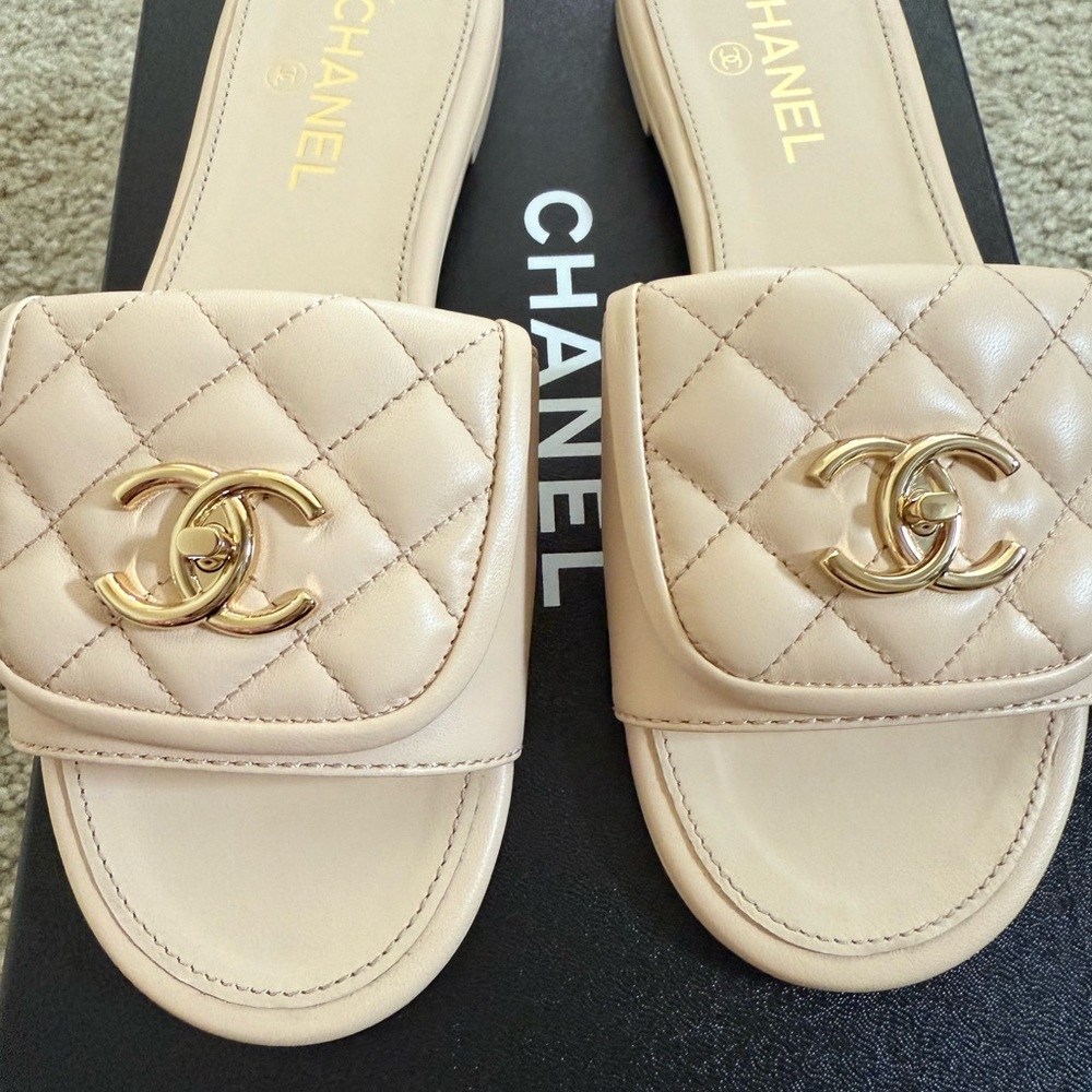 Brand New Authentic CHANEL Women's Beige Quilted Slide Sandals size 39 US 8